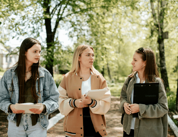 Drie studenten in gesprek