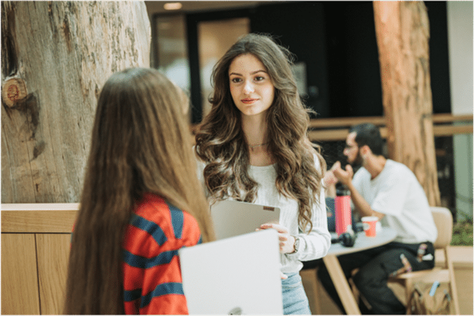 Twee studenten op de campus