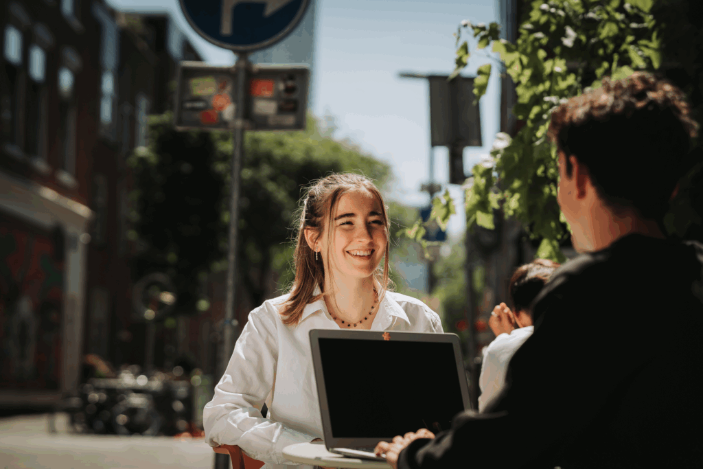Student in gesprek met een andere student